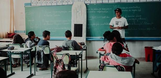 Prancha de surfe feita com material reciclado pelo Desengarrafando Mentes