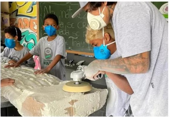 Oficina de trashboards com crianças na favela do Morrinho, em Maresias